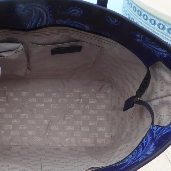 Michael Kors large ziptop tote Blue SOLD!! - Picture 3 of 7